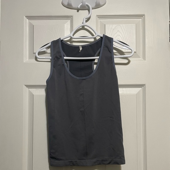 Active wear. Grey. Size small - Picture 1 of 1
